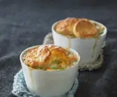 Chicken Pot Pies mit Gemüse und Hühnchen