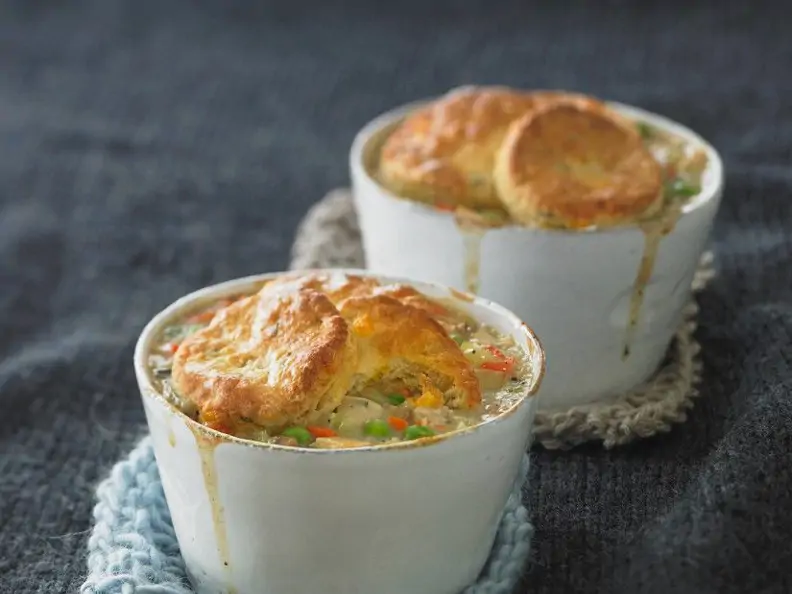 Chicken Pot Pies mit Gemüse und Hühnchen