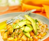 Salat mit Reis, Möhren, Mais und Tofu