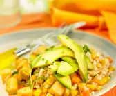 Salat mit Reis, Möhren, Mais und Tofu