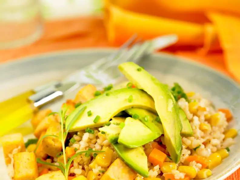 Salat mit Reis, Möhren, Mais und Tofu