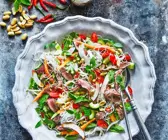 Asiatischer Rindfleischsalat mit Reisnudeln und Kokos