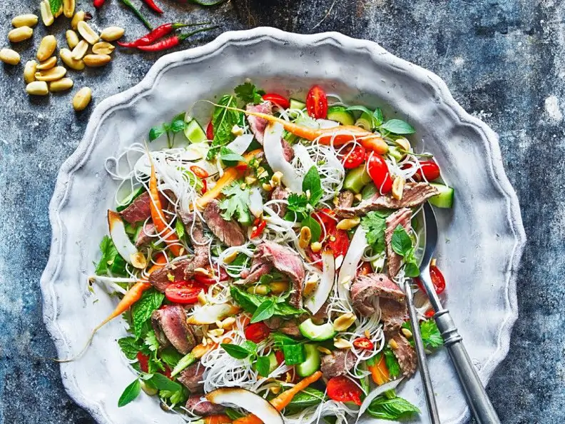 Asiatischer Rindfleischsalat mit Reisnudeln und Kokos