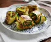 Mit Hackfleisch gefüllte Zucchinirollen