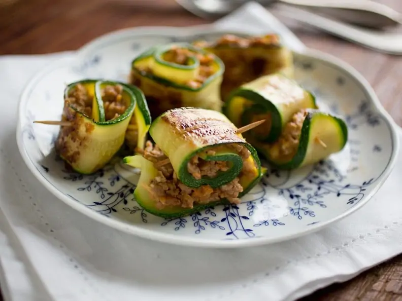 Mit Hackfleisch gefüllte Zucchinirollen