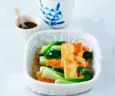 Gedämpftes Gemüse und Brattofu