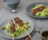 Lammfilet auf Spießen mit Bulgursalat