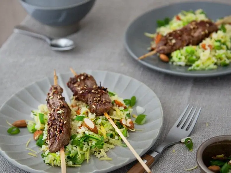 Lammfilet auf Spießen mit Bulgursalat