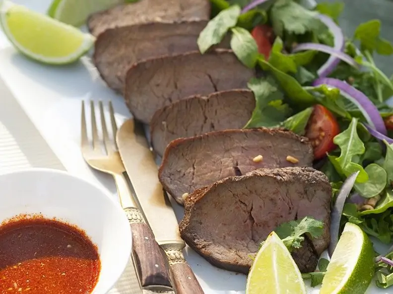Rindfleisch mit Salat im Thai-Style