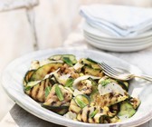Gegrillter Zucchinisalat mit Minze und Parmesan