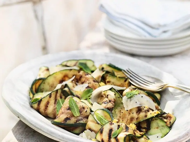 Gegrillter Zucchinisalat mit Minze und Parmesan