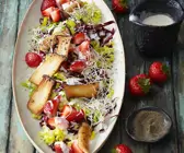 Salat mit Erdbeeren und Kräuterseitlingen