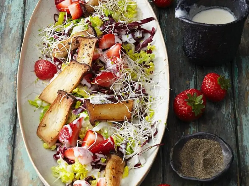 Salat mit Erdbeeren und Kräuterseitlingen