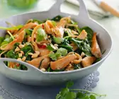 Spinat-Hühnchen-Pfanne mit Koriander und Nüssen