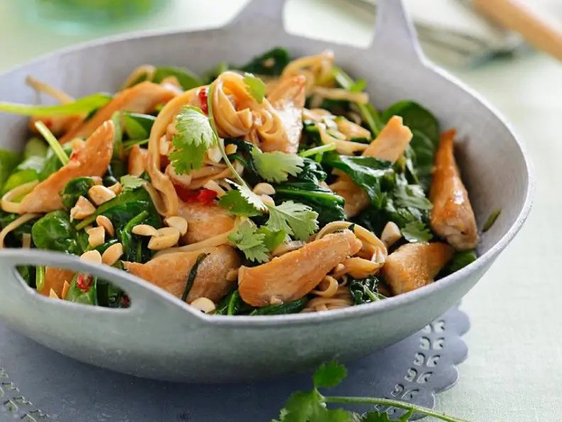 Spinat-Hühnchen-Pfanne mit Koriander und Nüssen