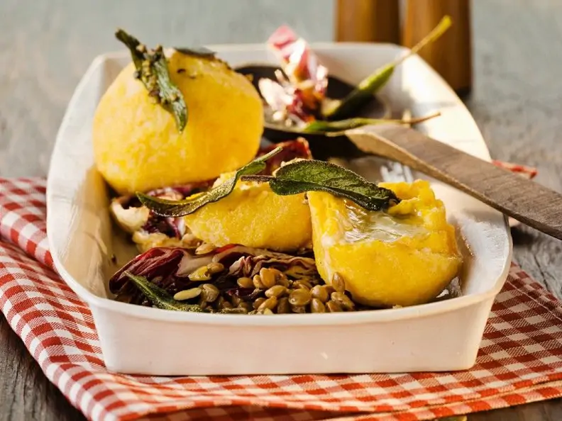 Kürbis-Käse-klöße mit Linsen-Radicchio-Gemüse