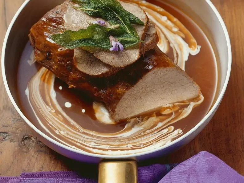 Kalbsbraten mit Rahmsauce und Salbei