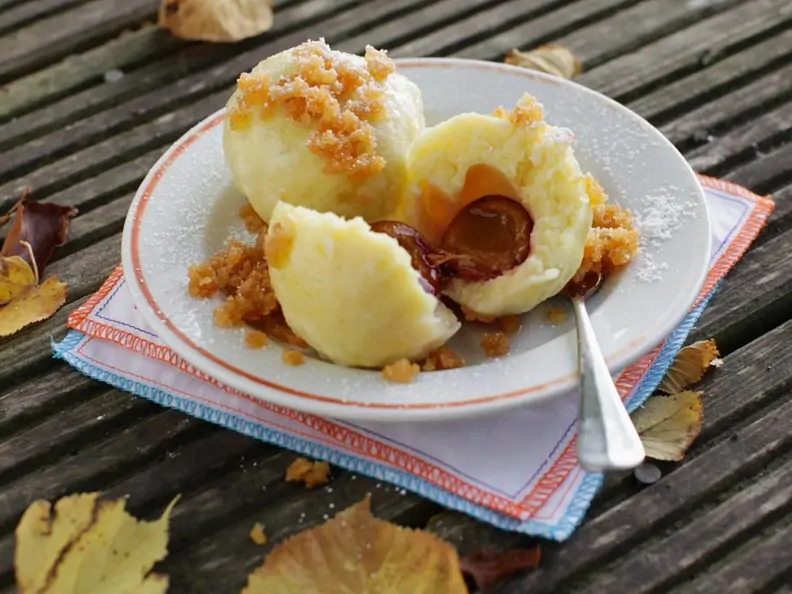 Süße Knödel mit Zwetschgenfüllung
