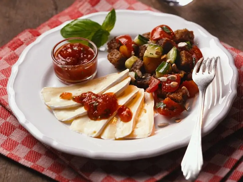 Panzanella mit Erdbeer-Basilium-Marmelade und Käse