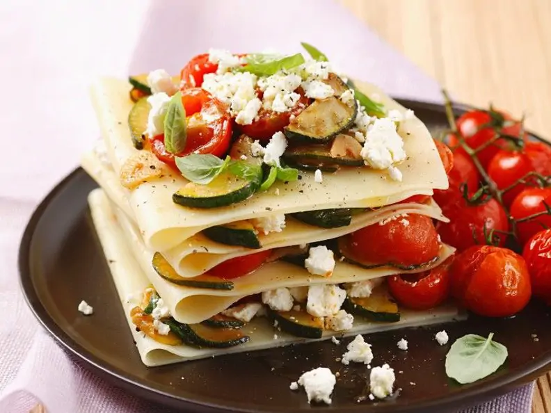 Offene Lasagne mit Gemüse und Schafskäse