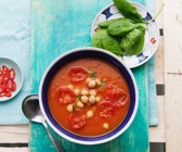 Tomatensuppe mit Süßkartoffel, Spinat und Kichererbsen