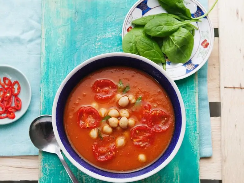 Tomatensuppe mit Süßkartoffel, Spinat und Kichererbsen