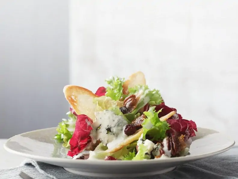 Bunter Salat mit Blauschimmelkäse und Cranberrys