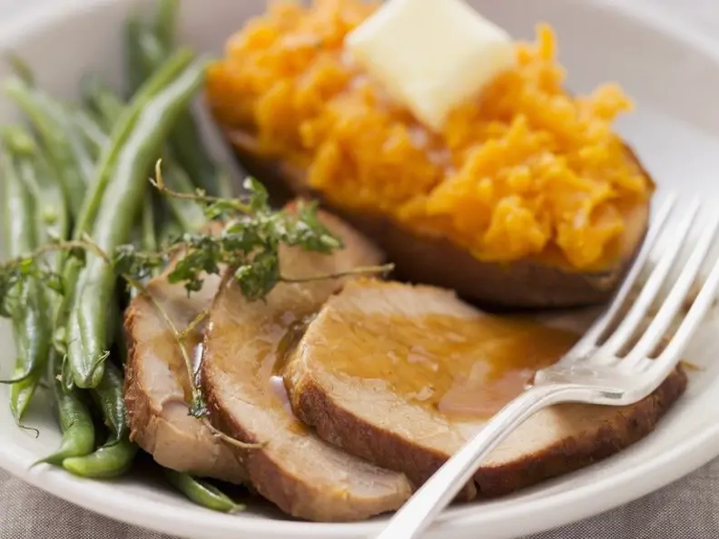 Schweinebraten mit Beilagen