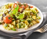 Pasta mit Zucchini, Auberginen und Rucolapesto
