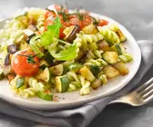 Pasta mit Zucchini, Auberginen und Rucolapesto