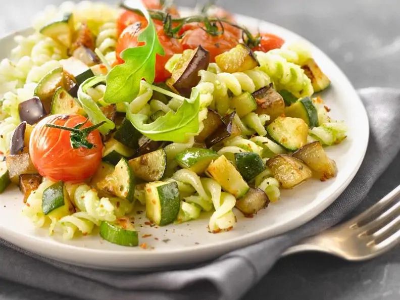 Pasta mit Zucchini, Auberginen und Rucolapesto