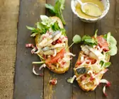 Krosses Weißbrot mit Makrelensalat