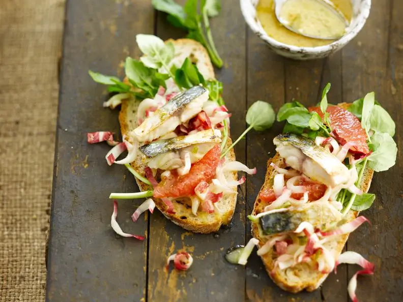 Krosses Weißbrot mit Makrelensalat