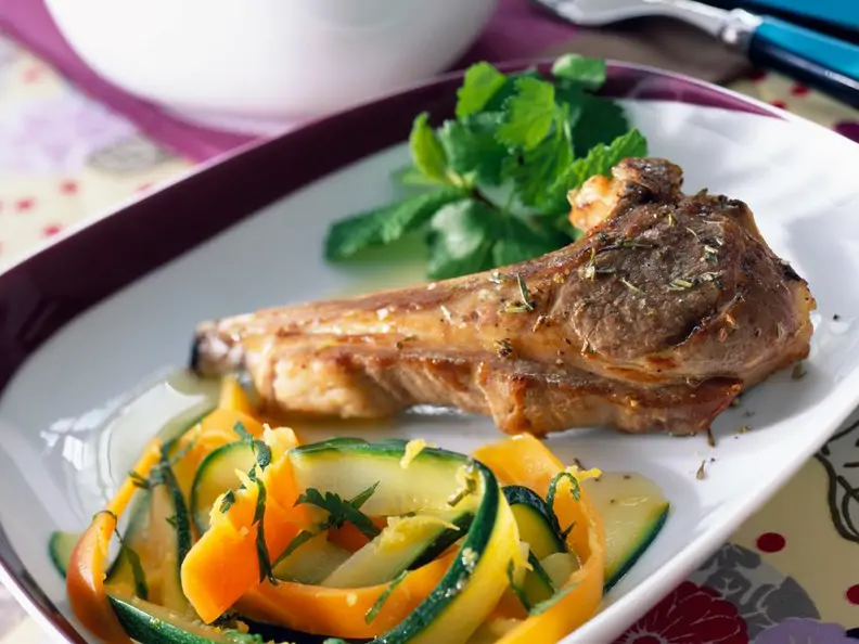 Lamm und Zucchini-Möhrengemüse