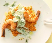 Rotes Risotto mit Garnelen und Gurkensalat