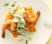Rotes Risotto mit Garnelen und Gurkensalat
