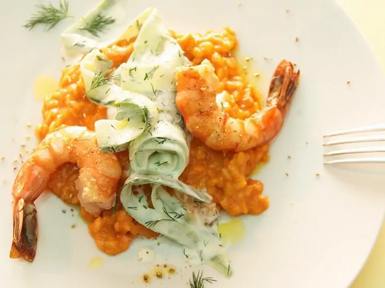 Rotes Risotto mit Garnelen und Gurkensalat