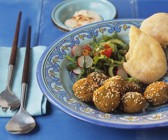 Falafel mit Sesam, dazu Salat und Fladenbrot