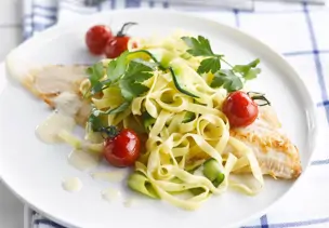 Seezungenfilet mit Tagliatelle und Kirschtomaten