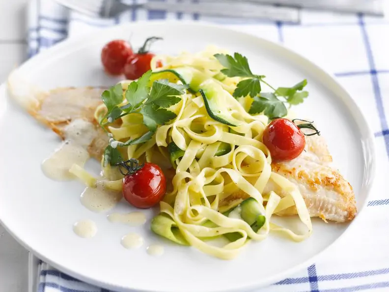 Seezungenfilet mit Tagliatelle und Kirschtomaten