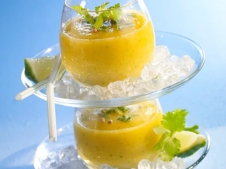 Smoothie mit Ananas und Koriander