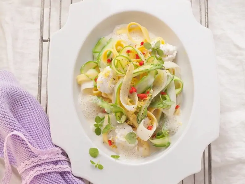 Pasta mit Spargel und Sahnesauce