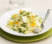Reispfanne mit Fisch und Ei