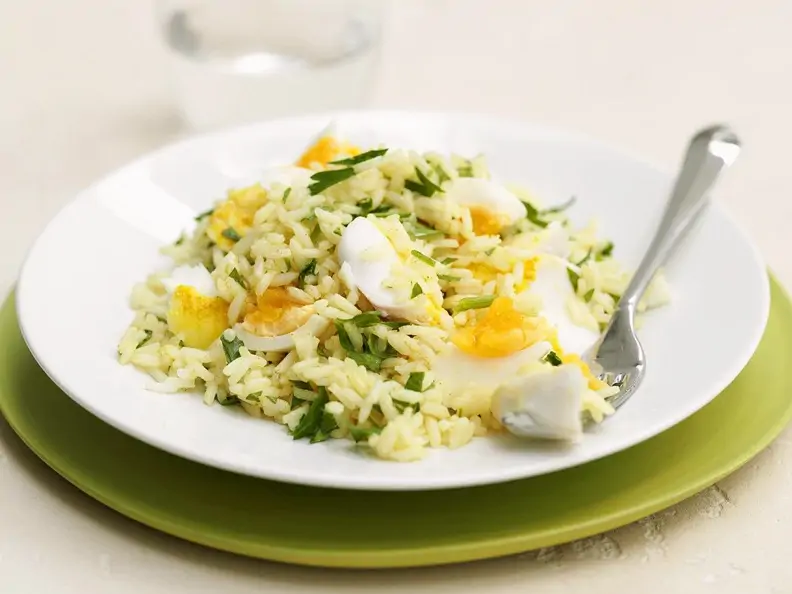Reispfanne mit Fisch und Ei