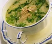 Hühnersuppe mit Ei und Kräutern