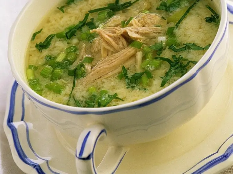 Hühnersuppe mit Ei und Kräutern