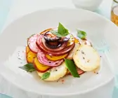 Ziegenkäse in Scheiben mit Bunter Bete