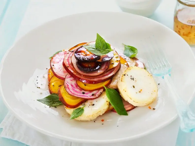 Ziegenkäse in Scheiben mit Bunter Bete