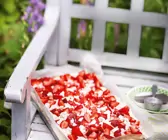 Biskuitkuchen mit Erdbeeren, Sahne und Baiser
