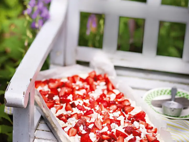 Biskuitkuchen mit Erdbeeren, Sahne und Baiser